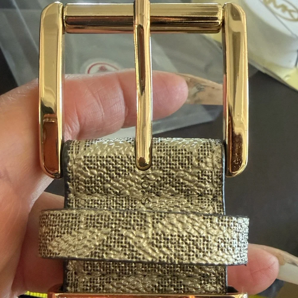 MICHAEL KORS MK LOGO VANILLA BELT W/GOLDTONE MK LOGO BUCKLE  L/XL IN GIFT BOX
